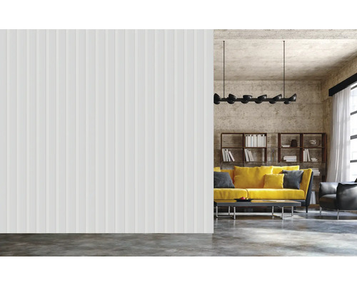 Wandpaneele in einem Wohnzimmer mit Sofa und Regalen