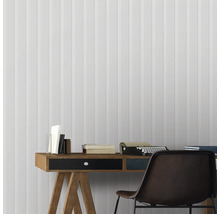 Schreibtisch mit Schreibmaschine, Büchern und gestreifter Tapete