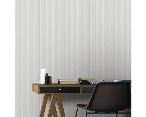 Schreibtisch mit Schreibmaschine, Büchern und gestreifter Tapete