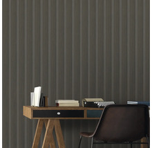 Szene mit Schreibtisch, Stuhl und vertikal gestreifter Tapete