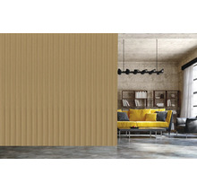 Wohnzimmer mit Holzpaneelwand, Sofa und Bücherregal