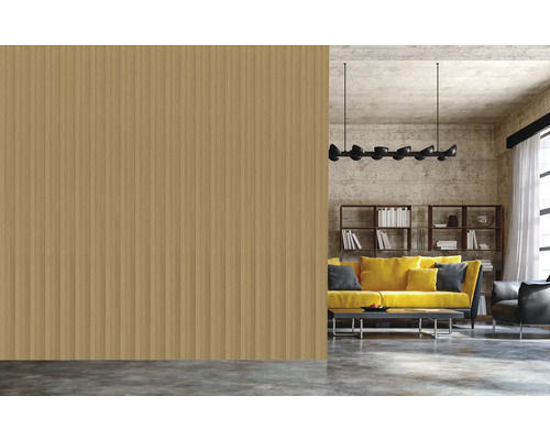 Wohnzimmer mit Holzpaneelwand, Sofa und Bücherregal