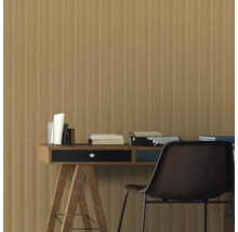 Szene mit Schreibtisch, Stuhl und Holzpaneelwand