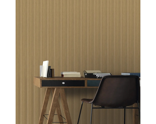 Szene mit Schreibtisch, Stuhl und Holzpaneelwand