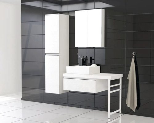 Modernes Badezimmer mit Waschbeckenunterschrank, Spiegelschrank und Hochschrank