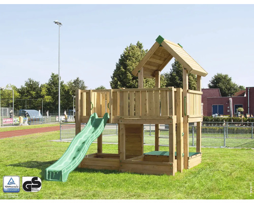 Spielturm mit Rutsche aus Holz im Garten