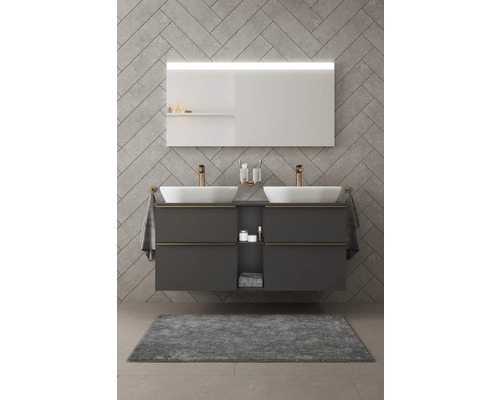 Modernes Badezimmer mit Waschbecken, Spiegel und grauem Unterschrank