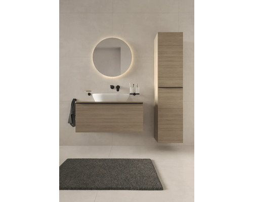 Modernes Badezimmer mit Waschtisch, rundem Spiegel mit Beleuchtung und Hochschrank
