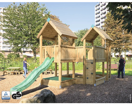 Spielplatz mit zwei Holztürmen, Rutsche und Sandkasten
