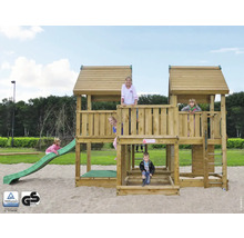Holzspielplatz mit Rutsche, Leiter und mehreren Spielebenen für Kinder