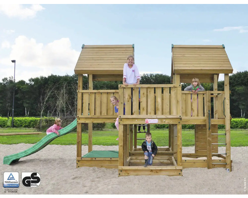 Holzspielplatz mit Rutsche, Leiter und mehreren Spielebenen für Kinder
