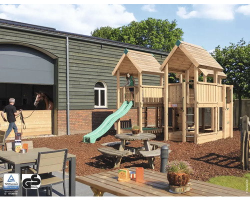 Holzspielplatz mit Rutsche und Kletterwand im Garten