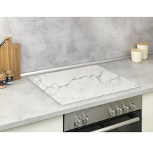 Herdabdeckplatte mit Marmoroptik auf einem Küchenherd