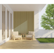 Terrasse mit Holzverkleidung, zwei Stühlen und einem Tisch