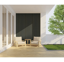 Terrasse mit zwei Sesseln, Tisch und Holzverkleidung