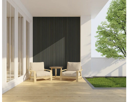 Terrasse mit zwei Sesseln, Tisch und Holzverkleidung