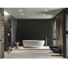 Modernes Badezimmer mit freistehender Badewanne, Toilette und Bidet.