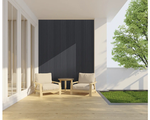 Terrasse mit zwei Sesseln, einem Tisch und einer Wandverkleidung