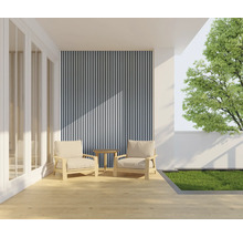 Terrasse mit zwei Sesseln, kleinem Tisch und vertikal gestreifter Wand