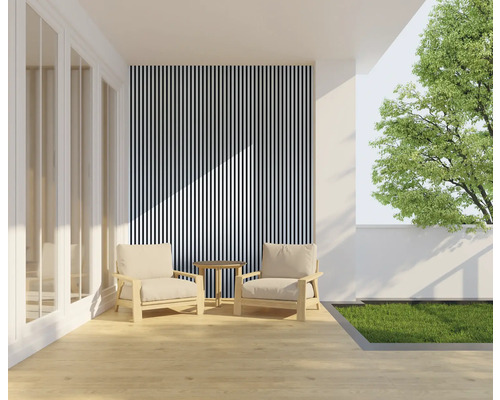 Terrasse mit zwei Sesseln, kleinem Tisch und vertikal gestreifter Wand