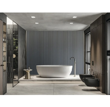 Badezimmer mit freistehender Badewanne, Toilette und Bidet