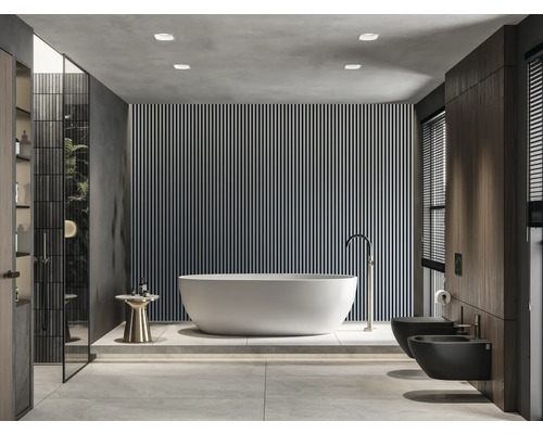 Badezimmer mit freistehender Badewanne, Toilette und Bidet