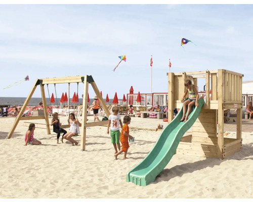 Spielplatz am Strand mit Schaukel und Rutsche für Kinder