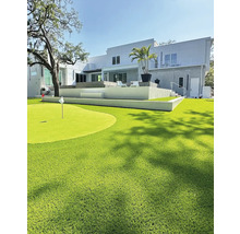 Szene mit einem modernen Haus und einem grünen Golfplatz