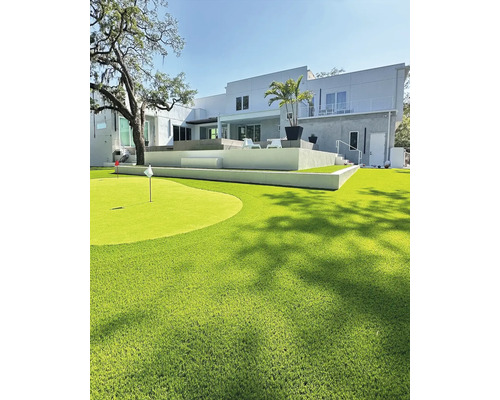 Szene mit einem modernen Haus und einem grünen Golfplatz