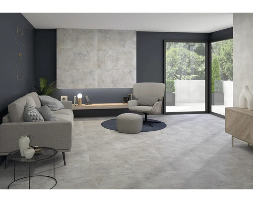 Helles Wohnzimmer mit Sofa, Sessel und passenden Fliesen