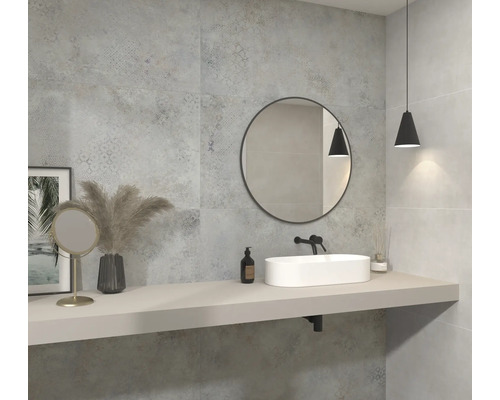 Modernes Badezimmer mit grauen Fliesen, Waschtisch mit rundem Spiegel und Beleuchtung