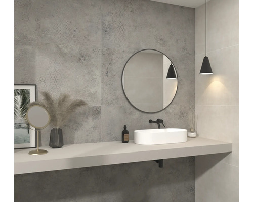 Badezimmer mit grauen Fliesen, Aufsatzwaschbecken, rundem Spiegel und Pendelleuchten