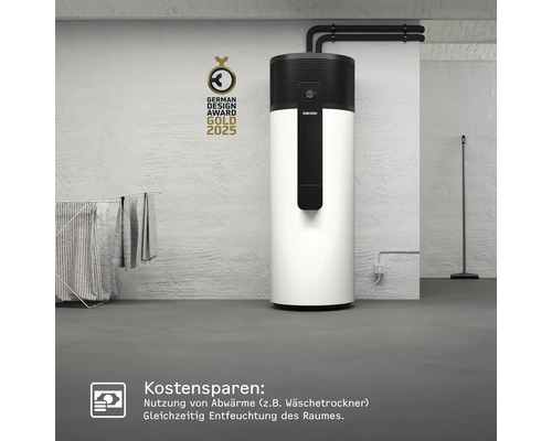 Warmwasserspeicher von Stiebel Eltron in einem Kellerraum mit Wäscheständer und Besen, daneben das German Design Award Gold 2025 Siegel.
