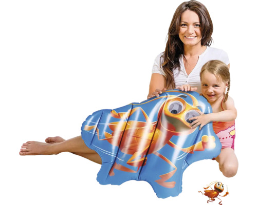 Frau und Kind mit aufblasbarer Ameise als Wasserspielzeug