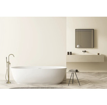 Modernes Badezimmer mit freistehender Badewanne, Waschtisch und Spiegel