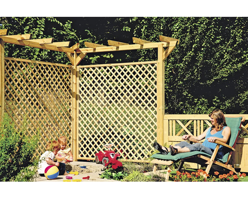 Holzzaun mit Rankgitter und spielenden Kindern im Garten