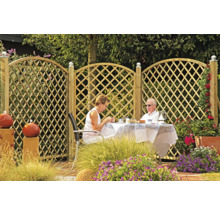 Szene im Garten mit Holzzaun und zwei Personen am Tisch