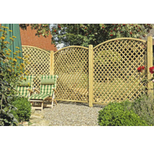 Holzzaun mit Rankgitter und Gartenmöbeln