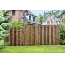 Holzzaun im Garten vor Wohnhäusern