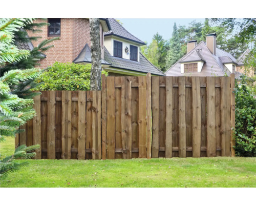 Holzzaun im Garten vor Wohnhäusern