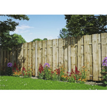 Holzzaun mit Blumenbeet im Garten.