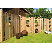 Holzzaun mit integrierten Blumenkästen und dekorativen Elementen im Garten