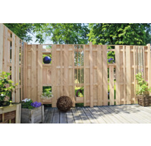 Gartenzaun aus Holz mit Dekorationen auf einer Terrasse