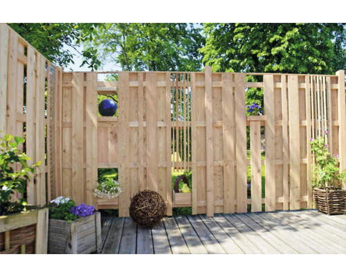 Gartenzaun aus Holz mit Dekorationen auf einer Terrasse