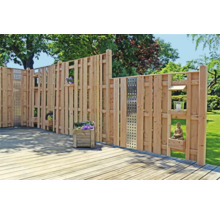 Holzzaun mit Pflanzkästen und Dekoration auf einer Terrasse