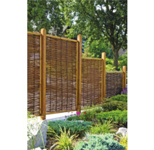 Gartenszene mit Sichtschutzzaun aus Holz und Weide