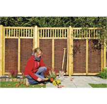 Gartenszene mit Holzzaun und Gärtnerin bei der Arbeit