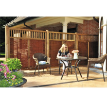 Sichtschutzzaun aus Holz und Weide mit Sitzgruppe im Garten