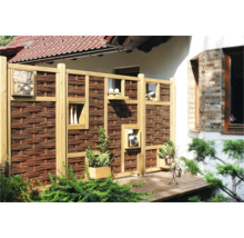 Sichtschutzzaun aus Holz und Weide mit Dekorationselementen im Garten.
