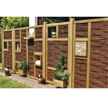 Dekorativer Sichtschutzzaun aus Weide mit Holzrahmen und integrierten Dekorationselementen